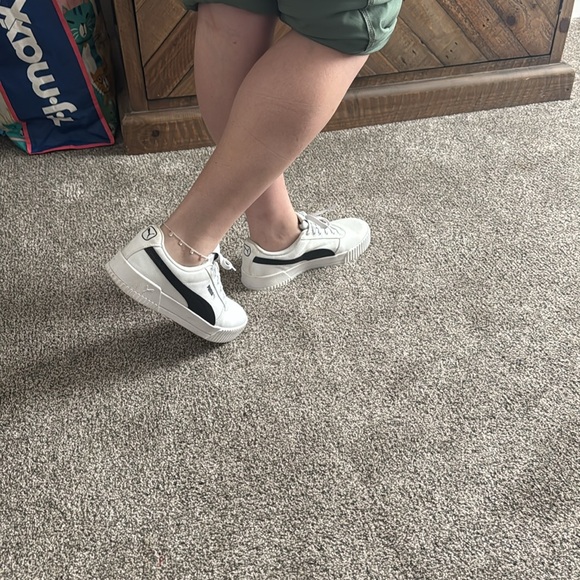 Lightly worn, Puma tennis shoes - Picture 3 of 4